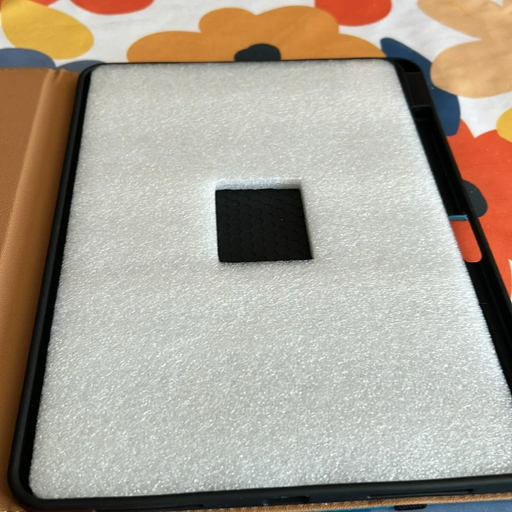 iPad case for 7”x10” iPad. Ordered wrong size. Please research for your size.